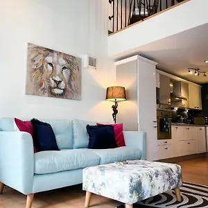 jungle-escape-city-apartment-with-parking-terrace.hotelsin-chester.com/